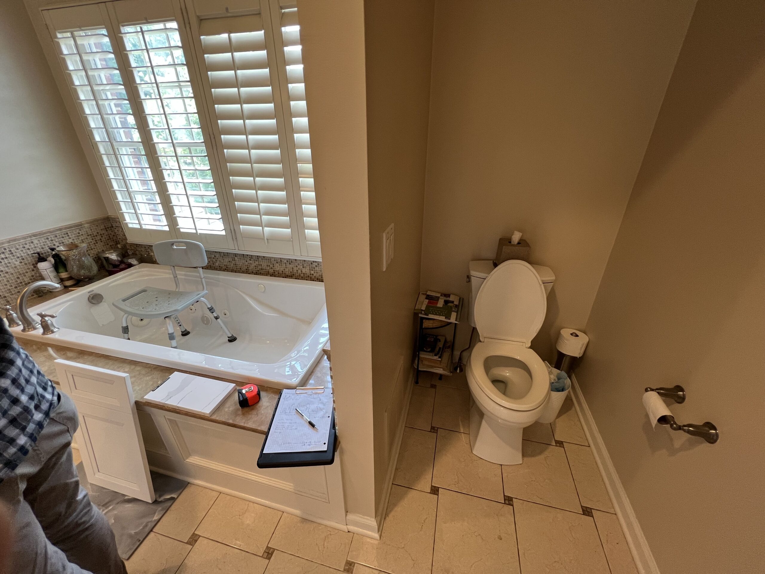 Before remodeling image of toilet and bath tub