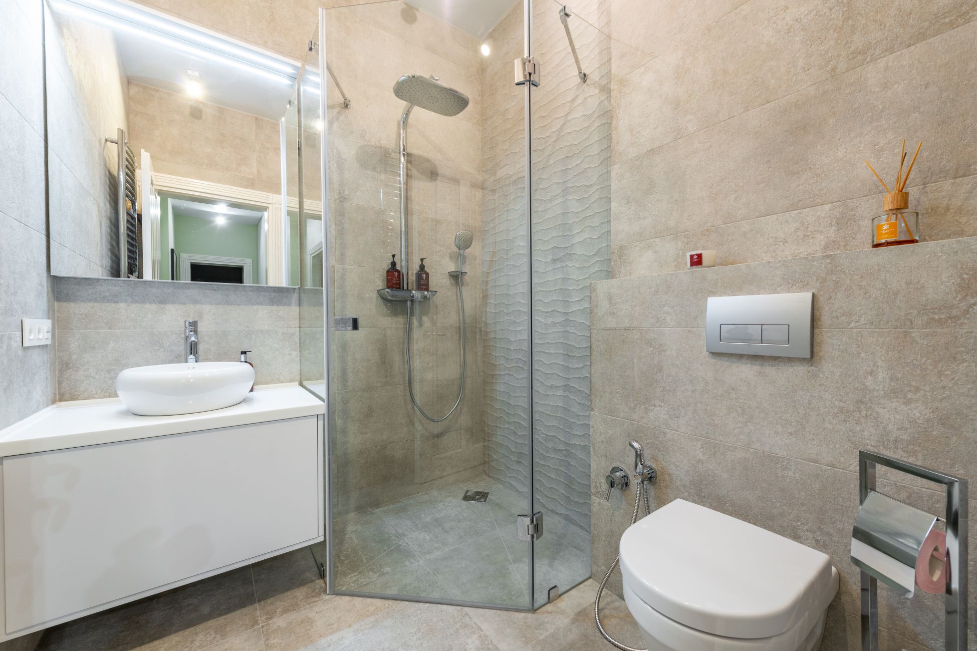 Small cream ambiance bathroom with neo-angle shower