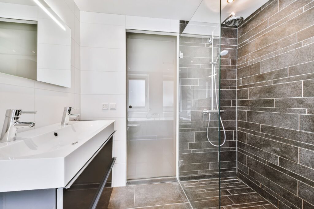 Small bathroom with walk-in shower, tiles surround, and vanity