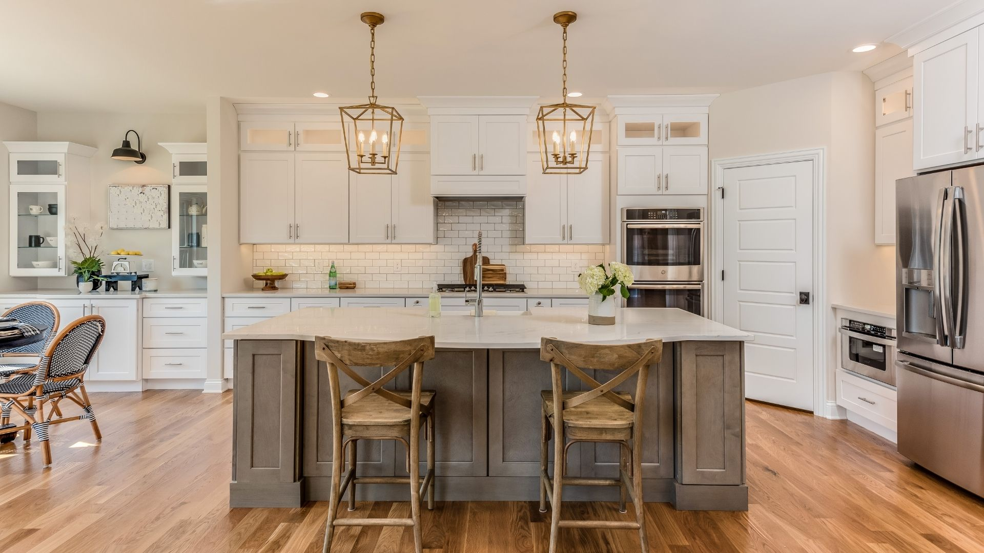 Classic kitchen design with statement lightning fixtures