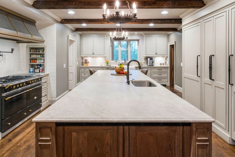 Traditional Kitchen Style with Quartzite Countertop